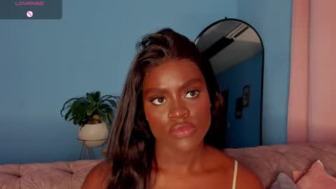 Snapshot of isabellabroms21 chatting on 05/31/26, 01:25 v online show from 05/31/26, 01:25