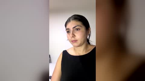 Instagram soybella01  online show from 07/05/26, 11:34