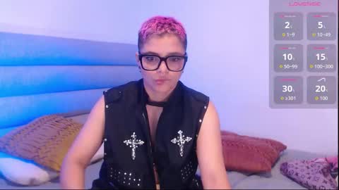 Isabella Mout  online show from 10/11/25, 01:49