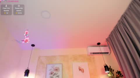 Snapshot of isabellasweet__ chatting on 05/13/26, 04:10 online show from 05/13/26, 04:10