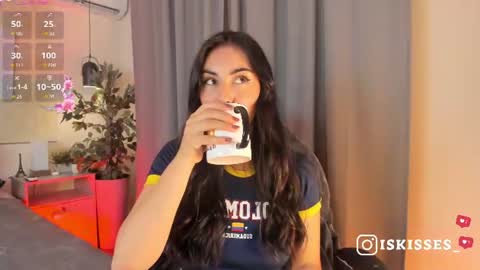 Snapshot of isabellasweet__ chatting on 06/18/26, 03:40 online show from 06/18/26, 03:40