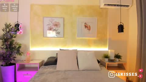 Snapshot of isabellasweet__ chatting on 07/18/26, 04:05 online show from 07/18/26, 04:05