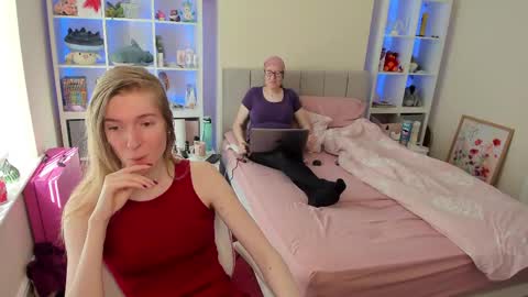 Snapshot of isabelle99dm chatting on 04/06/26, 03:46 isabella online show from 04/06/26, 03:46