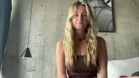 Snapshot of isabellesings chatting on 02/15/26, 05:26 isabellesings online show from 02/15/26, 05:26