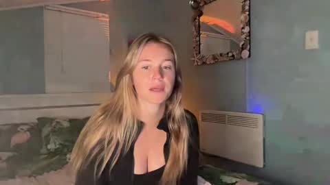 Snapshot of isabellesings chatting on 05/08/26, 02:39 isabellesings online show from 05/08/26, 02:39