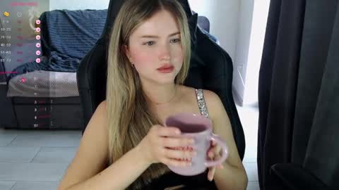 isabelswan online show from 05/25/26, 02:45