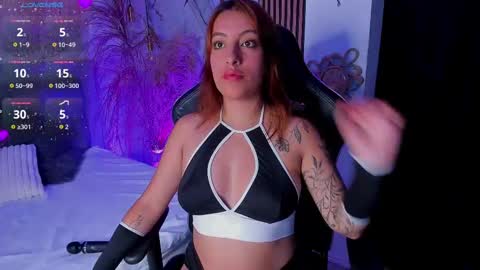 Snapshot of isamoon_ chatting on 11/12/25, 01:33 Isa online show from 11/12/25, 01:33