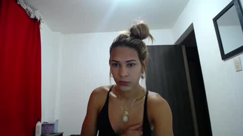 Snapshot of isaura_latina chatting on 10/31/25, 07:09 Idara Trovo online show from 10/31/25, 07:09