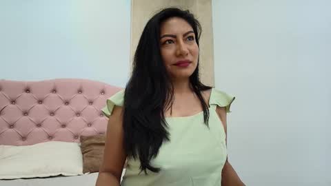 Isis Choi online show from 11/28/25, 07:05