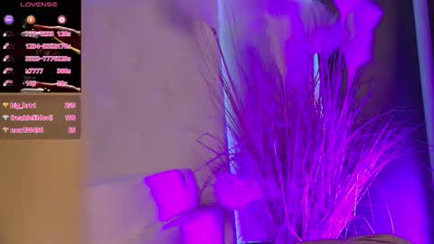 Snapshot of isis_queen_xxx chatting on 12/13/25, 08:14 Isis online show from 12/13/25, 08:14