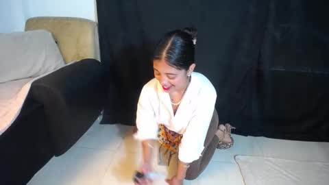 isis_valen online show from 11/19/25, 11:54