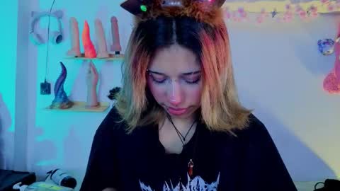 Snapshot of isisjones18 chatting on 12/14/25, 07:40 Isisjones18 online show from 12/14/25, 07:40