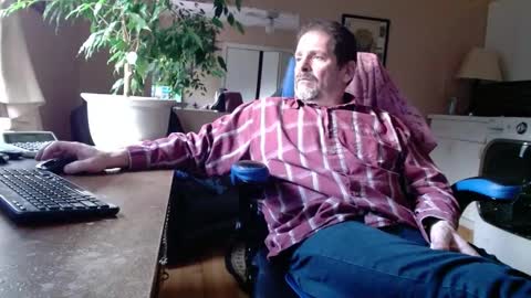 Snapshot of islandguy70 chatting on 01/03/25, 08:32 Jim online show from 01/03/25, 08:32