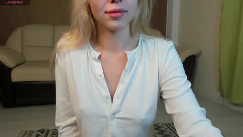 Snapshot of islanomi chatting on 09/18/25, 06:10 Polly online show from 09/18/25, 06:10