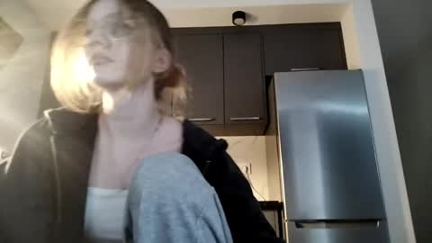 Snapshot of ismeriax chatting on 04/08/26, 05:13 Mia online show from 04/08/26, 05:13