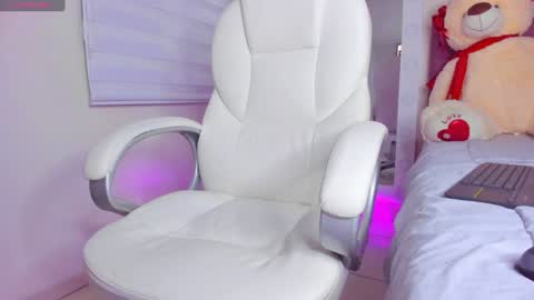 Snapshot of issabellarodriguez chatting on 01/17/25, 10:55 Isa online show from 01/17/25, 10:55