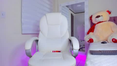 Snapshot of issabellarodriguez chatting on 02/25/25, 12:47 Isa online show from 02/25/25, 12:47