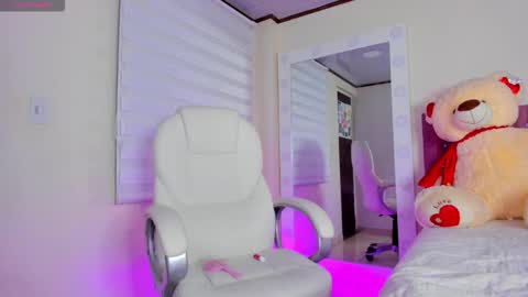 Isa  online show from 12/15/25, 08:40