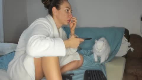 Issabelle online show from 11/19/25, 06:24