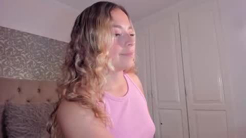 Snapshot of issadorajames chatting on 10/19/25, 02:29 issadorajames online show from 10/19/25, 02:29