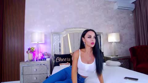 Issadorra online show from 09/28/25, 05:02