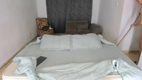 Snapshot of issalovexxx chatting on 02/13/25, 05:37 Isabella  online show from 02/13/25, 05:37