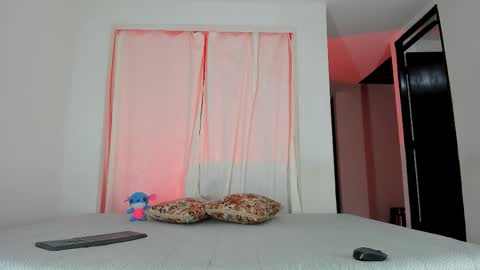 Snapshot of issalovexxx chatting on 03/20/26, 10:47 Isabella online show from 03/20/26, 10:47