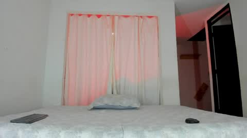 Snapshot of issalovexxx chatting on 05/30/26, 07:27 Isabella online show from 05/30/26, 07:27