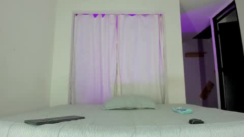 Snapshot of issalovexxx chatting on 06/06/26, 10:42 Isabella online show from 06/06/26, 10:42