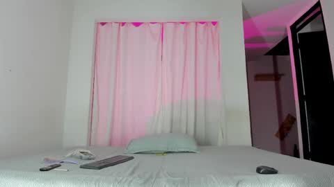 Snapshot of issalovexxx chatting on 06/08/26, 07:42 Isabella online show from 06/08/26, 07:42