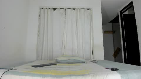 Snapshot of issalovexxx chatting on 06/11/26, 08:01 Isabella online show from 06/11/26, 08:01