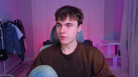 Snapshot of istairee chatting on 02/13/25, 10:34 Maks online show from 02/13/25, 10:34