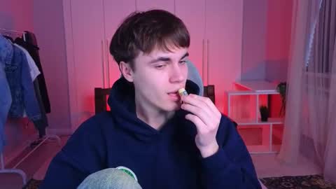 Snapshot of istairee chatting on 02/27/25, 10:26 Maks online show from 02/27/25, 10:26