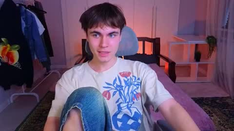 Snapshot of istairee chatting on 03/08/25, 12:30 Maks online show from 03/08/25, 12:30