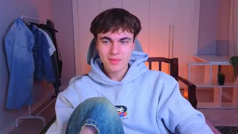 Snapshot of istairee chatting on 03/11/25, 09:13 Maks online show from 03/11/25, 09:13