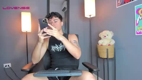Snapshot of ithan_salvatore chatting on 03/29/26, 08:20 Ithan and Friends online show from 03/29/26, 08:20