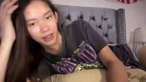 Snapshot of its_me_cora chatting on 09/19/25, 09:00 Cora online show from 09/19/25, 09:00