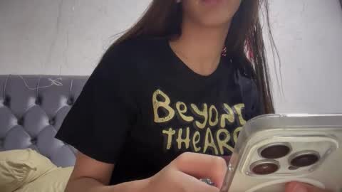 Snapshot of its_me_cora chatting on 10/19/25, 12:33 Cora online show from 10/19/25, 12:33