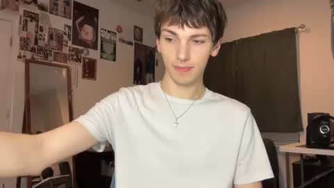 Snapshot of its_rowan chatting on 09/25/25, 02:04 Rowan online show from 09/25/25, 02:04