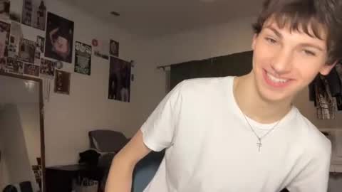 Snapshot of its_rowan chatting on 10/17/25, 01:42 Rowan online show from 10/17/25, 01:42