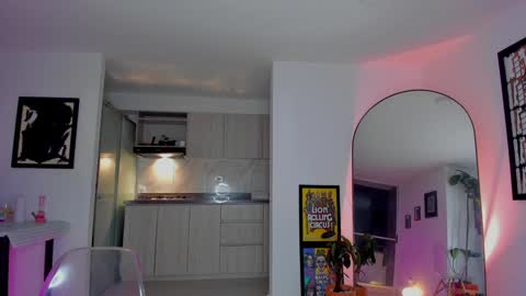 Snapshot of itslau_ chatting on 12/18/24, 03:37 lau online show from 12/18/24, 03:37