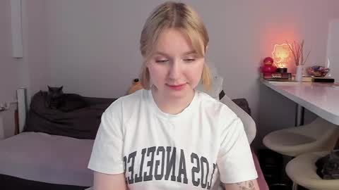 Snapshot of itsri chatting on 04/15/26, 01:18 Ri online show from 04/15/26, 01:18