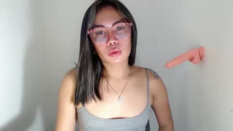 itsurgil_kloeh online show from 11/16/25, 10:54