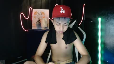 Snapshot of itsyourcummerboy_xx chatting on 06/22/26, 05:43 Kyle online show from 06/22/26, 05:43