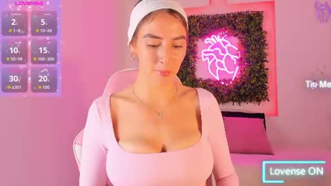Itzel  online show from 06/12/26, 01:54