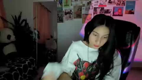 ivanna_essis online show from 12/19/25, 02:07