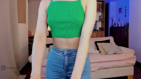 Snapshot of ivy_love33 chatting on 09/23/25, 03:20 Ivy  online show from 09/23/25, 03:20