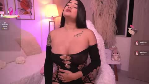 Snapshot of ivyrose_ chatting on 10/25/25, 03:14 Annie online show from 10/25/25, 03:14