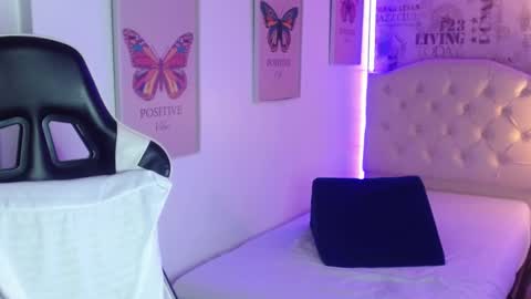 Snapshot of ivyy_crystal chatting on 02/14/25, 11:42 Ivy online show from 02/14/25, 11:42