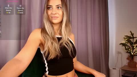 Snapshot of izy_bellee chatting on 01/11/25, 09:15 izy bellee online show from 01/11/25, 09:15